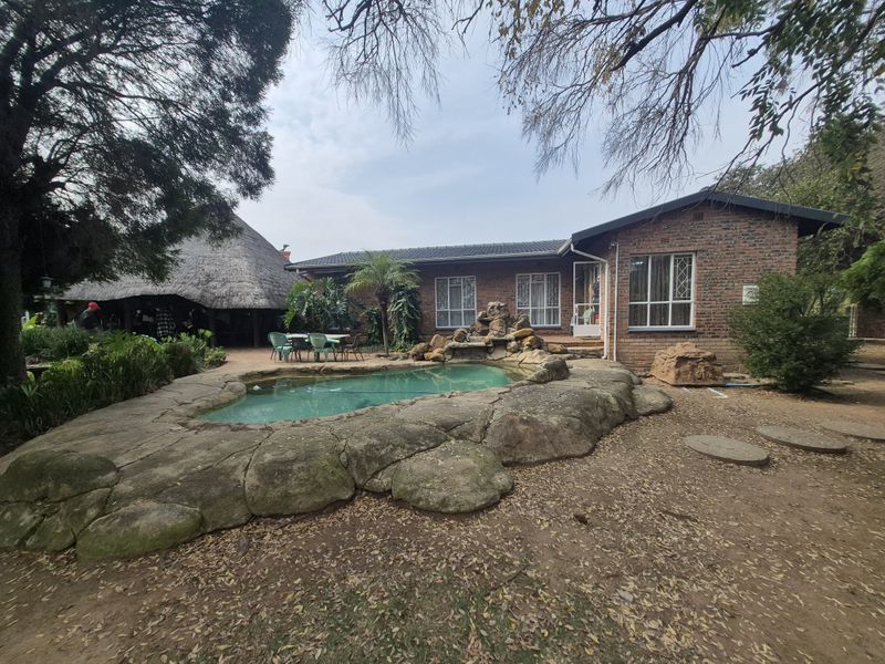 Entertainer’s Dream with Pool, Lapa & Spacious Family Living! - Photo 5