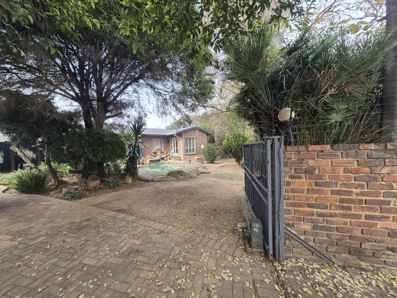 Entertainer’s Dream with Pool, Lapa & Spacious Family Living! - Photo 3