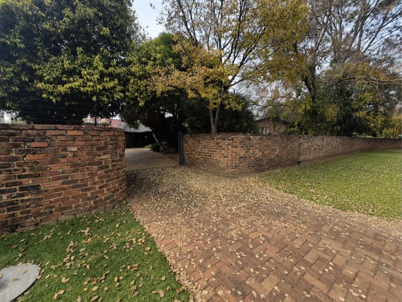 Entertainer’s Dream with Pool, Lapa & Spacious Family Living! - Photo 1