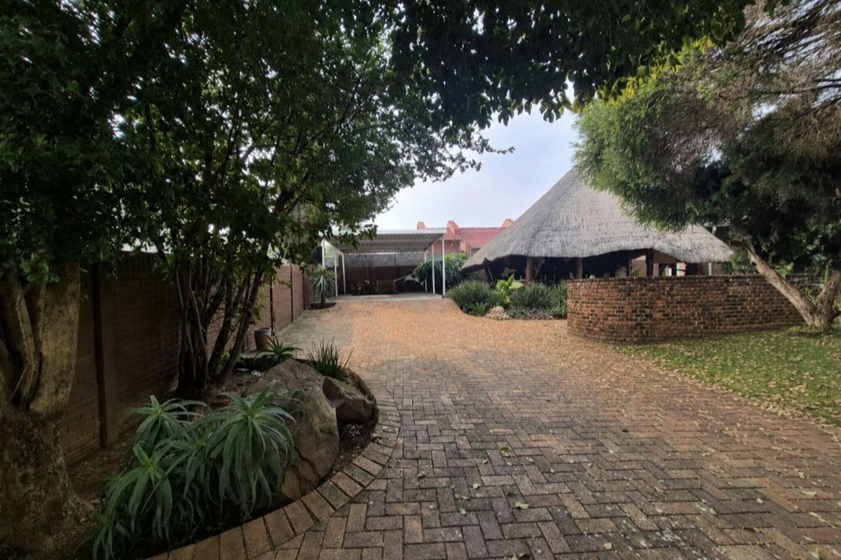 Entertainer’s Dream with Pool, Lapa & Spacious Family Living! - Photo 2