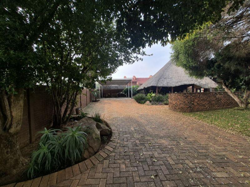 Entertainer’s Dream with Pool, Lapa & Spacious Family Living! - Photo 2