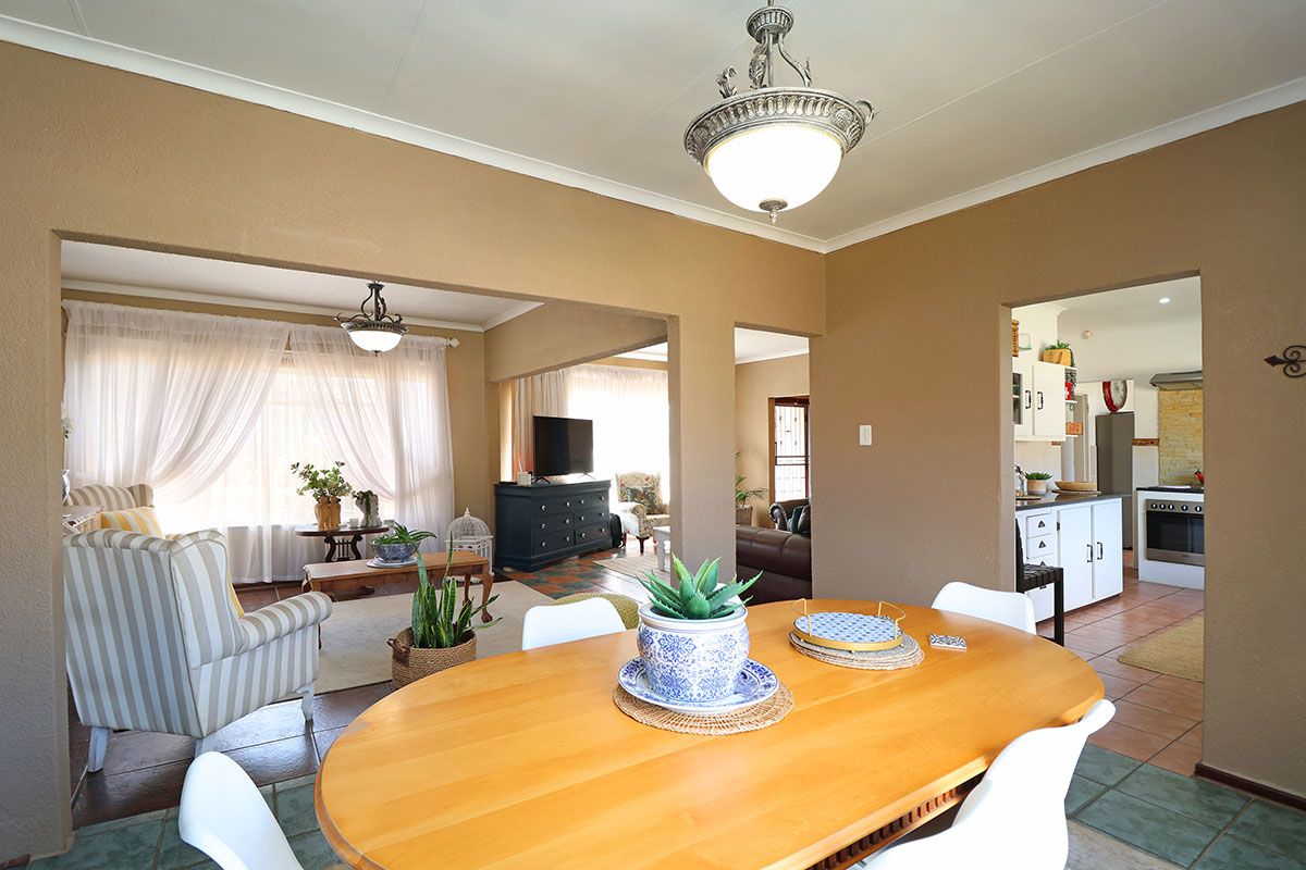 Stunning 3 Bedroom House With Cottage in Helikonpark - Photo 5