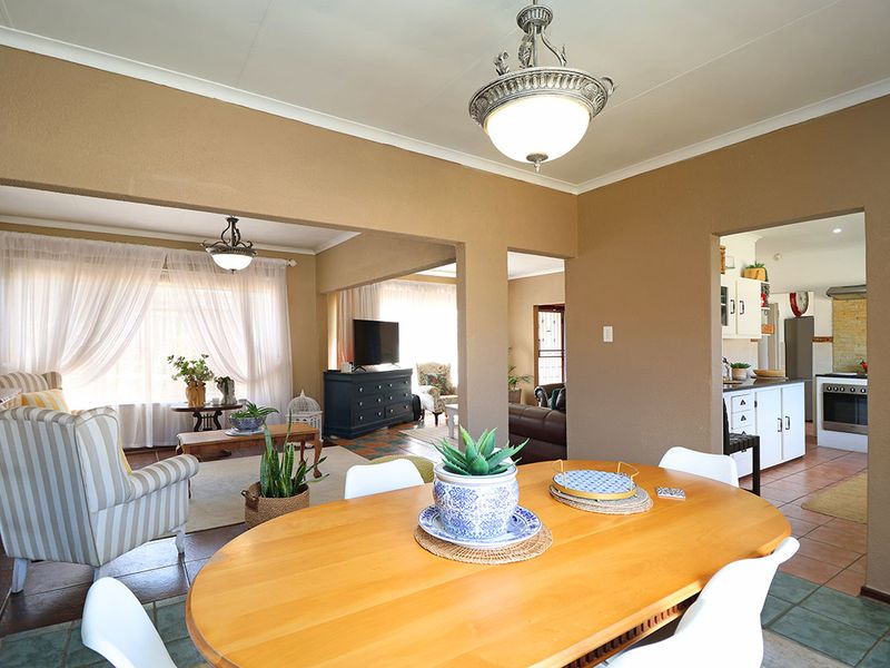 Stunning 3 Bedroom House With Cottage in Helikonpark - Photo 5