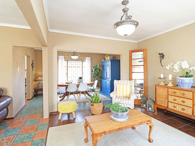 Stunning 3 Bedroom House With Cottage in Helikonpark - Photo 4