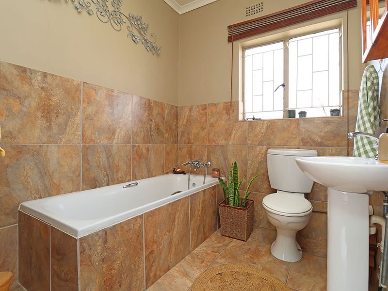 Stunning 3 Bedroom House With Cottage in Helikonpark - Photo 10