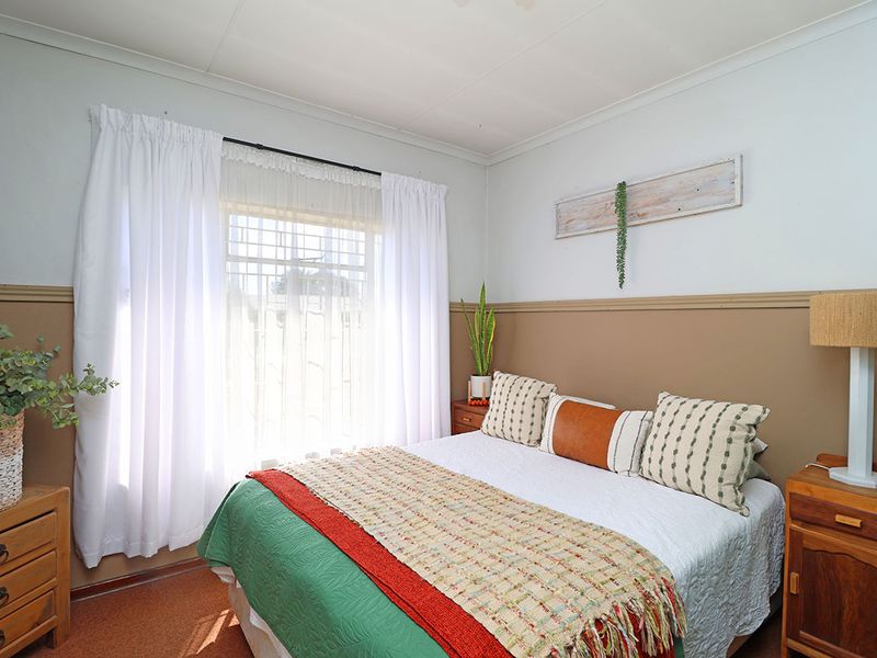 Stunning 3 Bedroom House With Cottage in Helikonpark - Photo 9