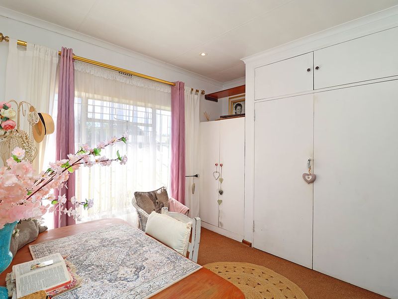 Stunning 3 Bedroom House With Cottage in Helikonpark - Photo 8