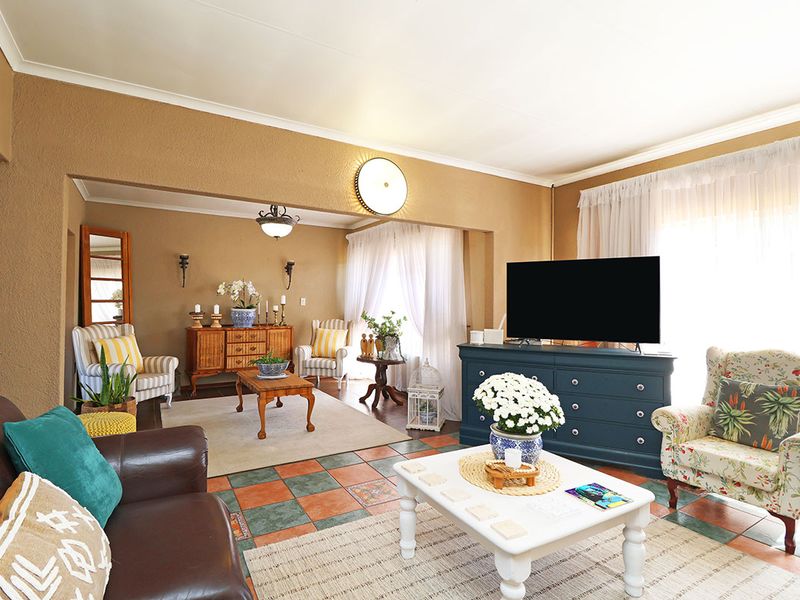 Stunning 3 Bedroom House With Cottage in Helikonpark - Photo 6