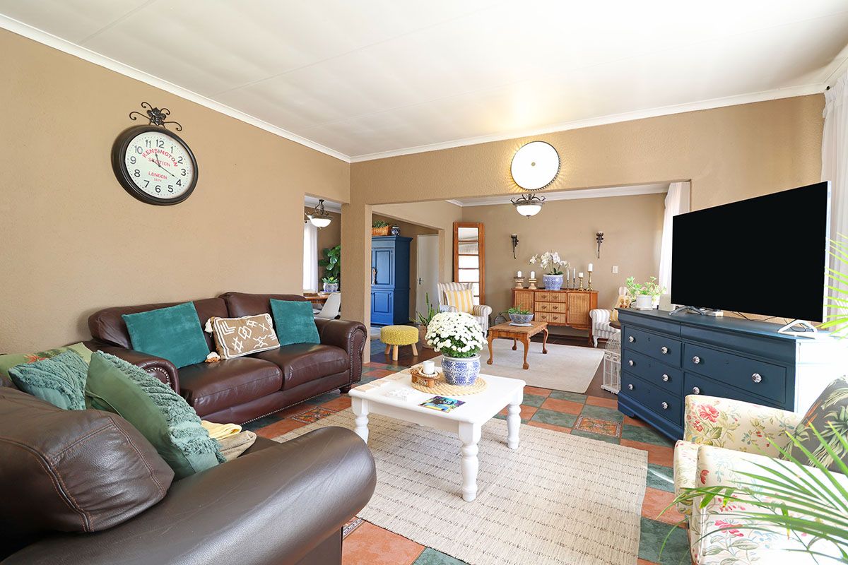 Stunning 3 Bedroom House With Cottage in Helikonpark - Photo 3