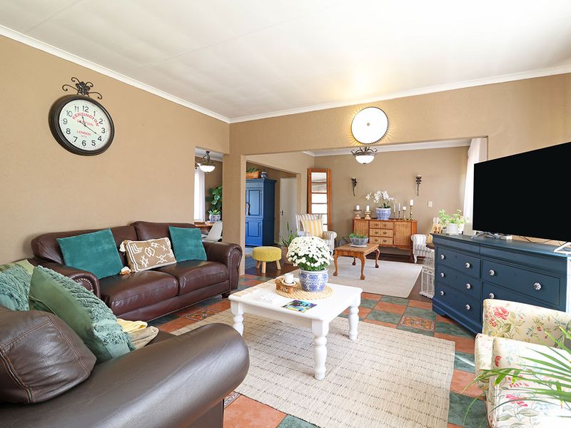 Stunning 3 Bedroom House With Cottage in Helikonpark - Photo 3