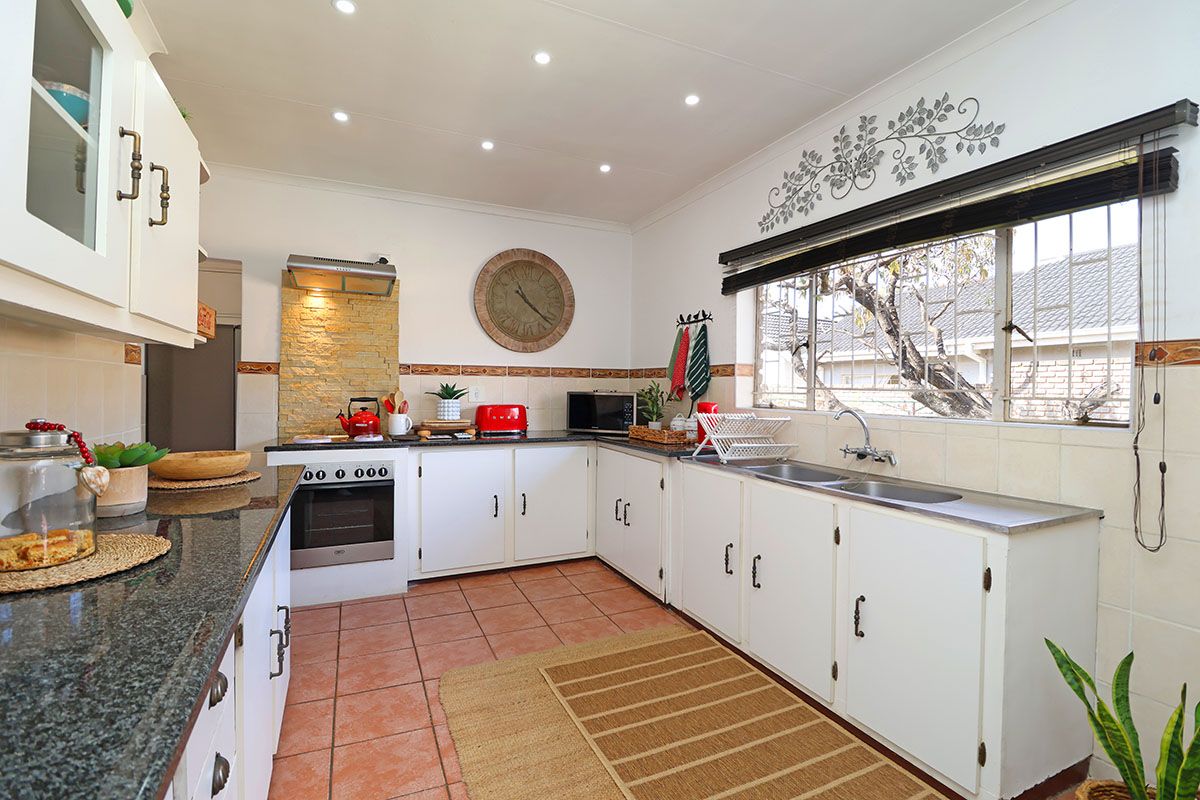 Stunning 3 Bedroom House With Cottage in Helikonpark - Photo 2