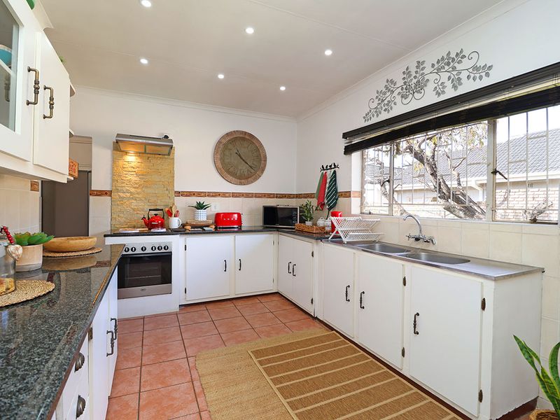 Stunning 3 Bedroom House With Cottage in Helikonpark - Photo 2