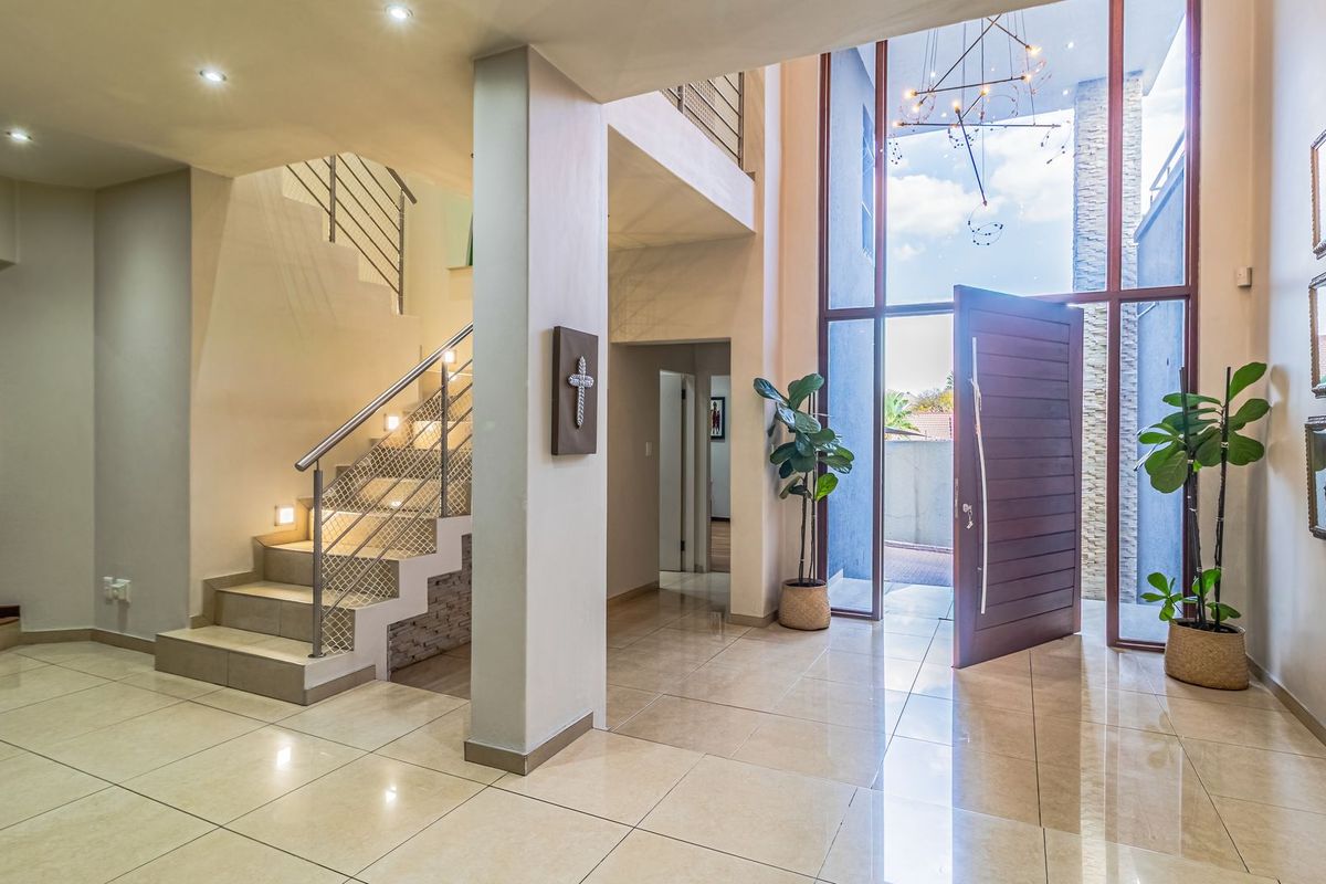 Stunning Modern Family Home in Prestigious Dowerglen Ext 5 - Photo 3