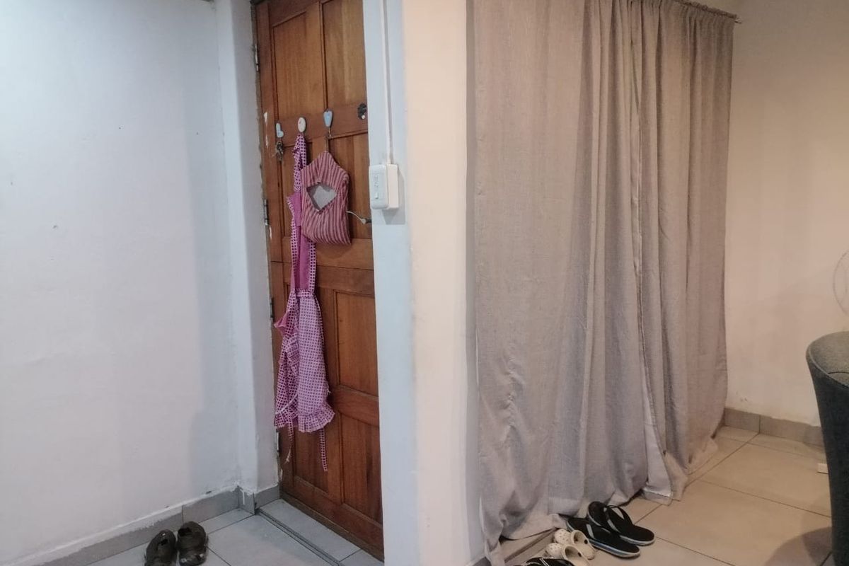 Solid 2 bedroom home in Kwanonqaba with modern touches and amenities - Photo 5