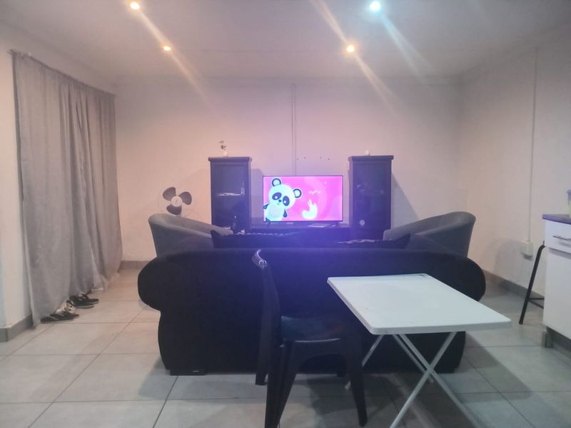 Solid 2 bedroom home in Kwanonqaba with modern touches and amenities - Photo 3