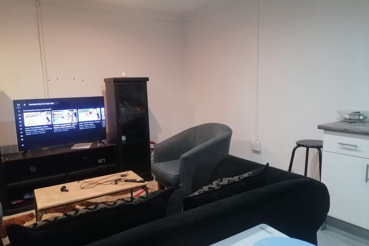 Solid 2 bedroom home in Kwanonqaba with modern touches and amenities - Photo 2