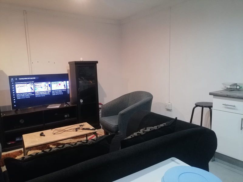 Solid 2 bedroom home in Kwanonqaba with modern touches and amenities - Photo 2