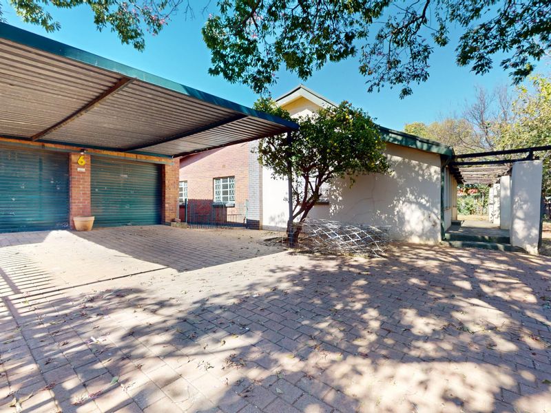 Live Luxury Non-Distressed Auction. Starting Bid from R800 000.00 - Photo 1