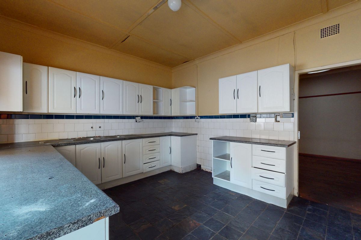 Live Luxury Non-Distressed Auction. Starting Bid from R800 000.00 - Photo 3