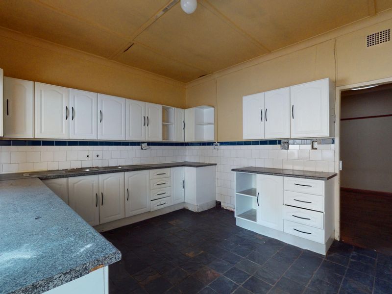 Live Luxury Non-Distressed Auction. Starting Bid from R800 000.00 - Photo 3