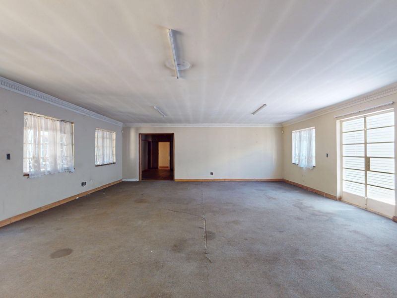 Live Luxury Non-Distressed Auction. Starting Bid from R800 000.00 - Photo 8
