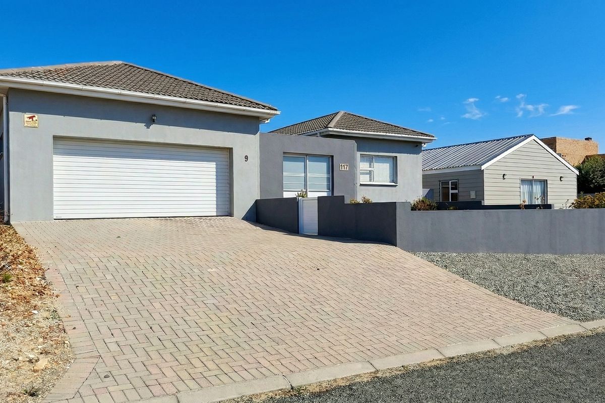 SPACIOUS 4 BEDROOM LONG-TERM RENTAL IN OCEAN VIEW HEIGHTS, STRUISBAAI - Photo 2