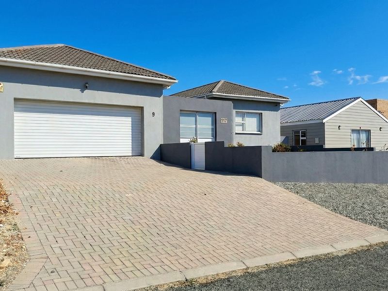 SPACIOUS 4 BEDROOM LONG-TERM RENTAL IN OCEAN VIEW HEIGHTS, STRUISBAAI - Photo 2