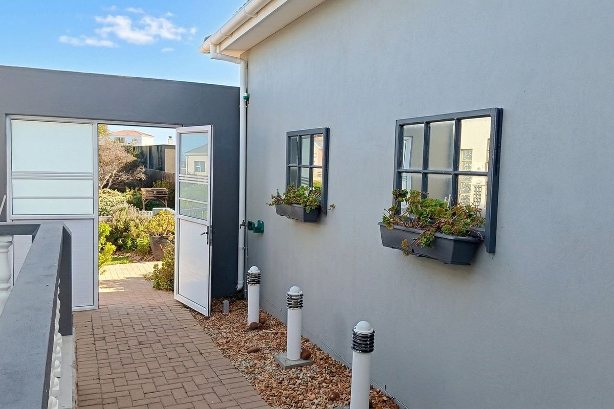 SPACIOUS 4 BEDROOM LONG-TERM RENTAL IN OCEAN VIEW HEIGHTS, STRUISBAAI - Photo 3