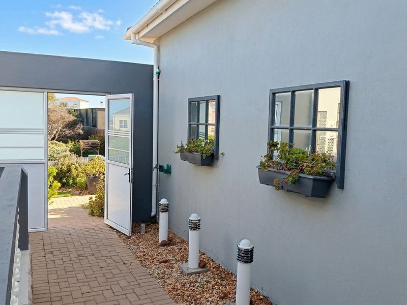 SPACIOUS 4 BEDROOM LONG-TERM RENTAL IN OCEAN VIEW HEIGHTS, STRUISBAAI - Photo 3
