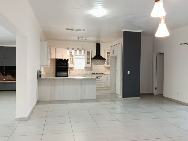 SPACIOUS 4 BEDROOM LONG-TERM RENTAL IN OCEAN VIEW HEIGHTS, STRUISBAAI - Photo 10