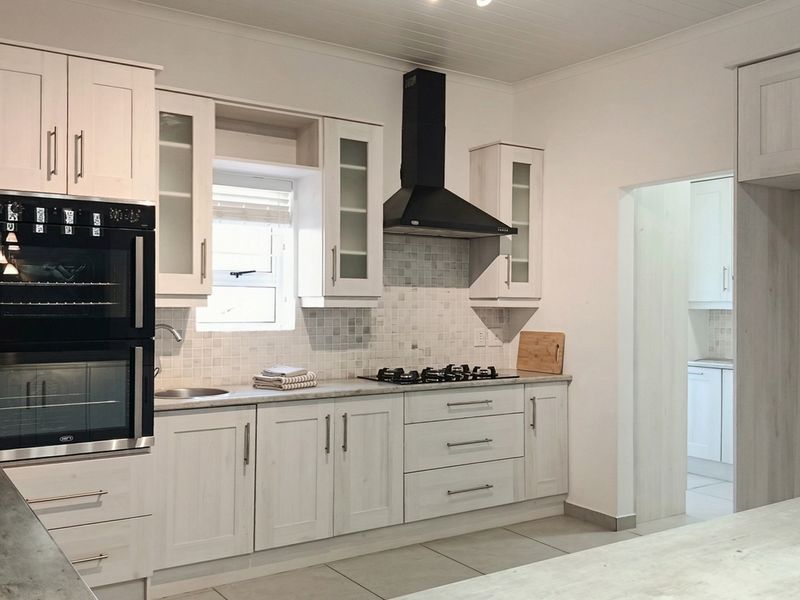SPACIOUS 4 BEDROOM LONG-TERM RENTAL IN OCEAN VIEW HEIGHTS, STRUISBAAI - Photo 8