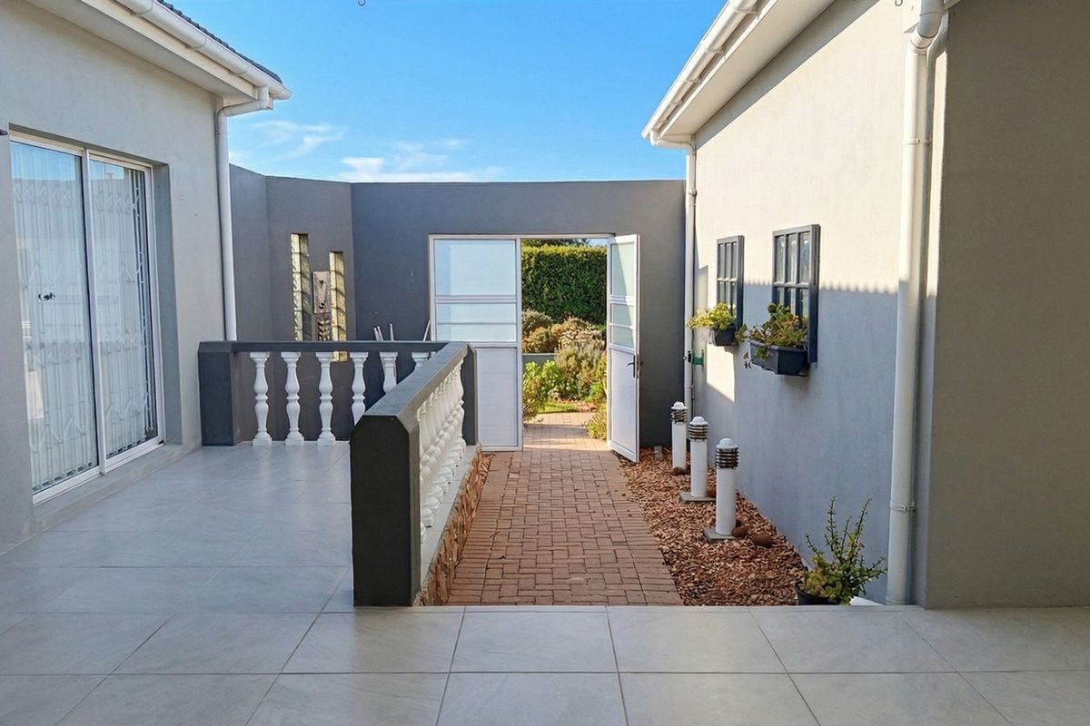 SPACIOUS 4 BEDROOM LONG-TERM RENTAL IN OCEAN VIEW HEIGHTS, STRUISBAAI - Photo 4