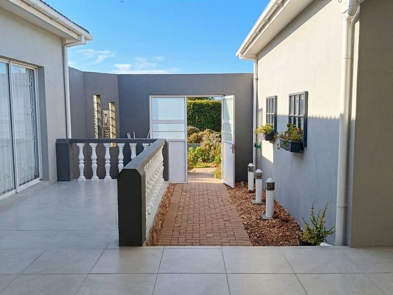 SPACIOUS 4 BEDROOM LONG-TERM RENTAL IN OCEAN VIEW HEIGHTS, STRUISBAAI - Photo 4
