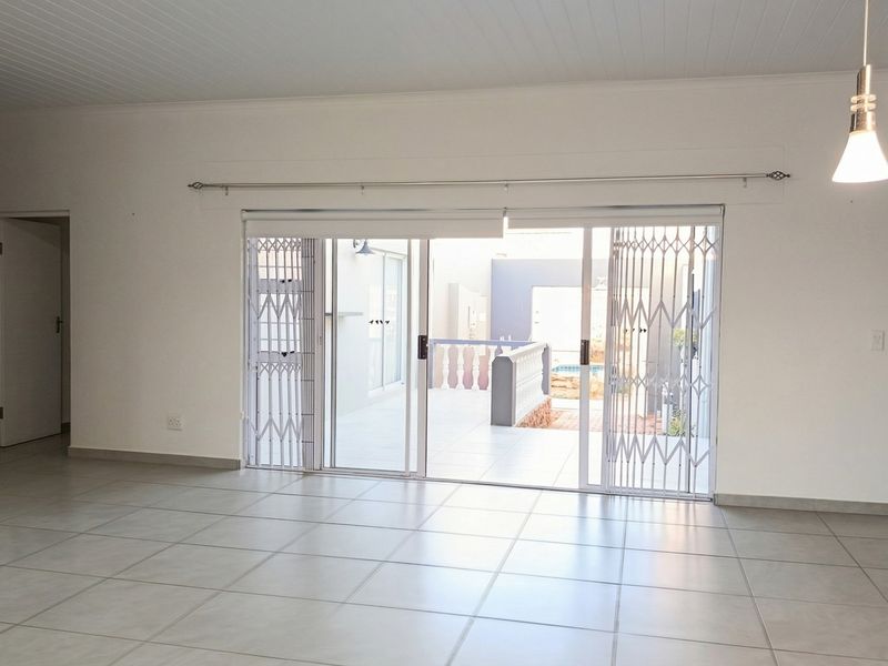 SPACIOUS 4 BEDROOM LONG-TERM RENTAL IN OCEAN VIEW HEIGHTS, STRUISBAAI - Photo 7