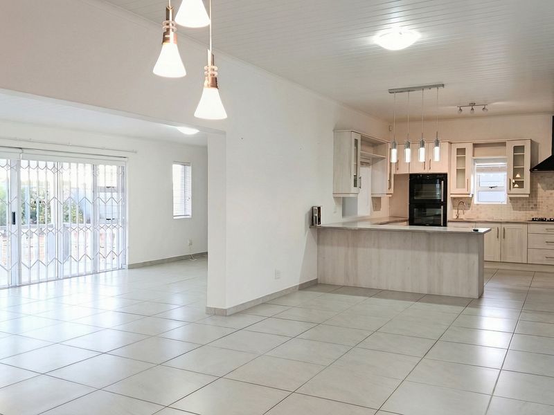 SPACIOUS 4 BEDROOM LONG-TERM RENTAL IN OCEAN VIEW HEIGHTS, STRUISBAAI - Photo 6