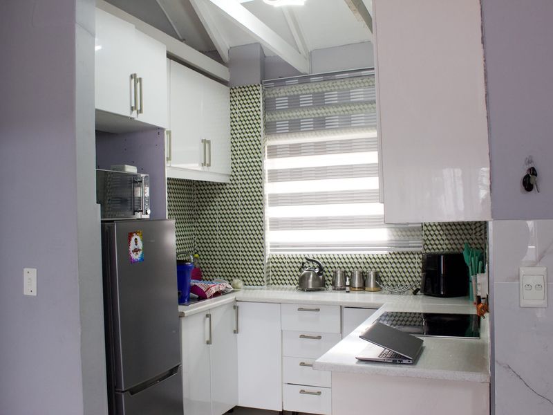 Modern 2 Bedroom Apartment in Glen Marais - Photo 4