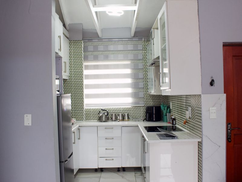 Modern 2 Bedroom Apartment in Glen Marais - Photo 3