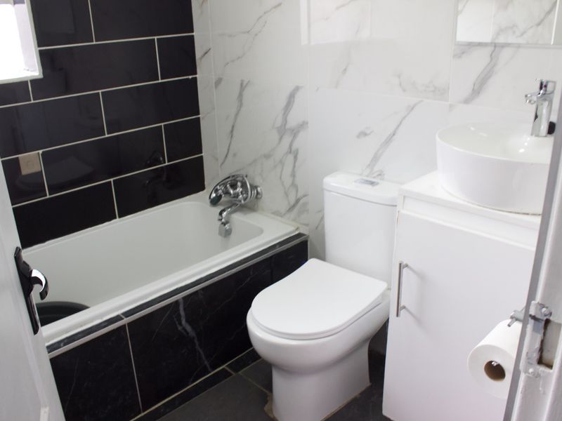 Modern 2 Bedroom Apartment in Glen Marais - Photo 10