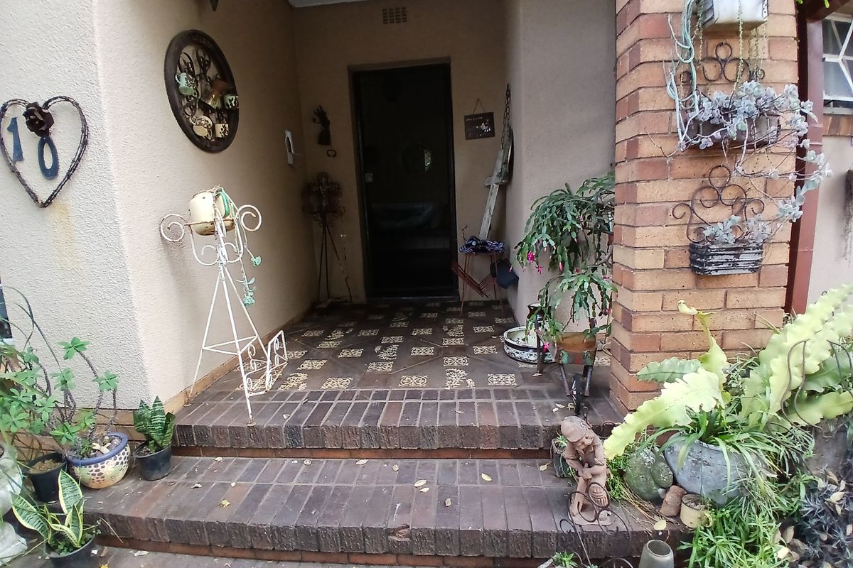 Space, Comfort, and Convenience: Your Selcourt Sanctuary - Photo 2