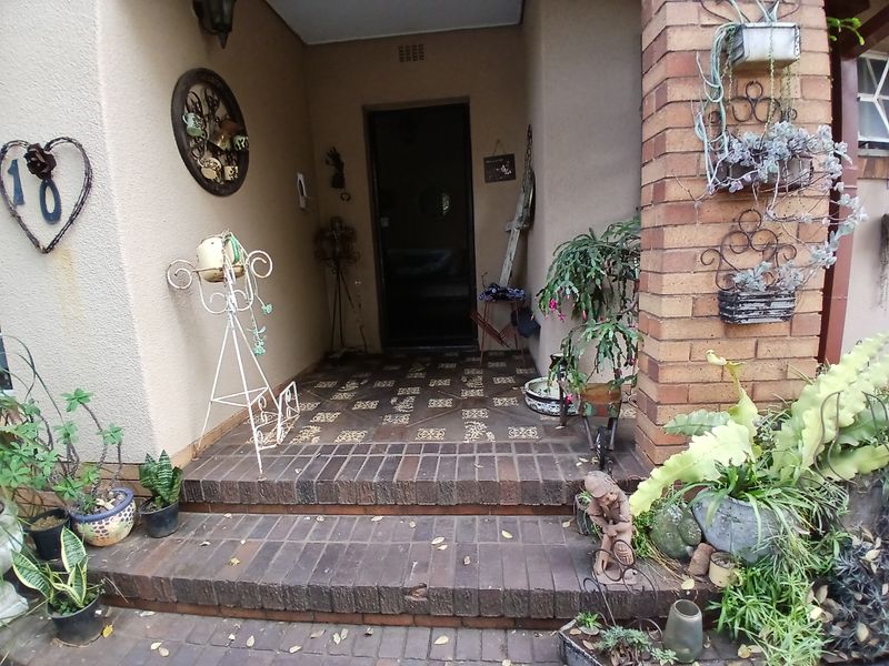 Space, Comfort, and Convenience: Your Selcourt Sanctuary - Photo 2