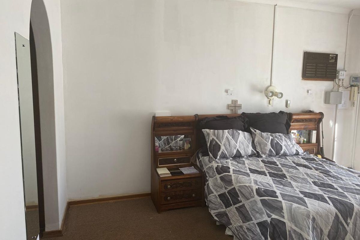 Spacious 4-bedroom Freehold home in Vanderbijlpark SE 2, perfect for family living and entertaining - Photo 4