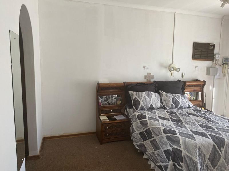 Spacious 4-bedroom Freehold home in Vanderbijlpark SE 2, perfect for family living and entertaining - Photo 4