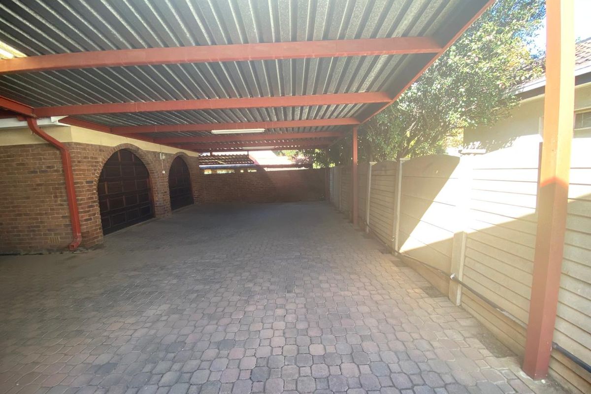 Spacious 4-bedroom Freehold home in Vanderbijlpark SE 2, perfect for family living and entertaining - Photo 2