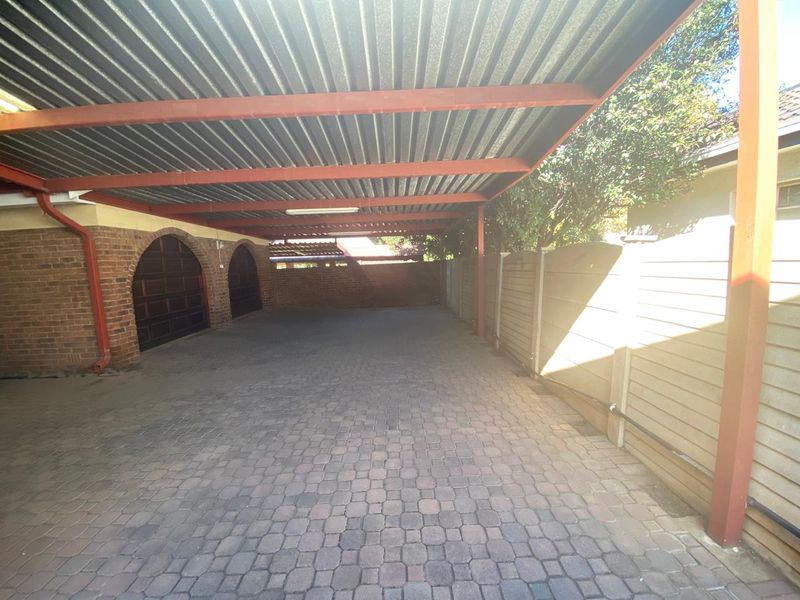 Spacious 4-bedroom Freehold home in Vanderbijlpark SE 2, perfect for family living and entertaining - Photo 2