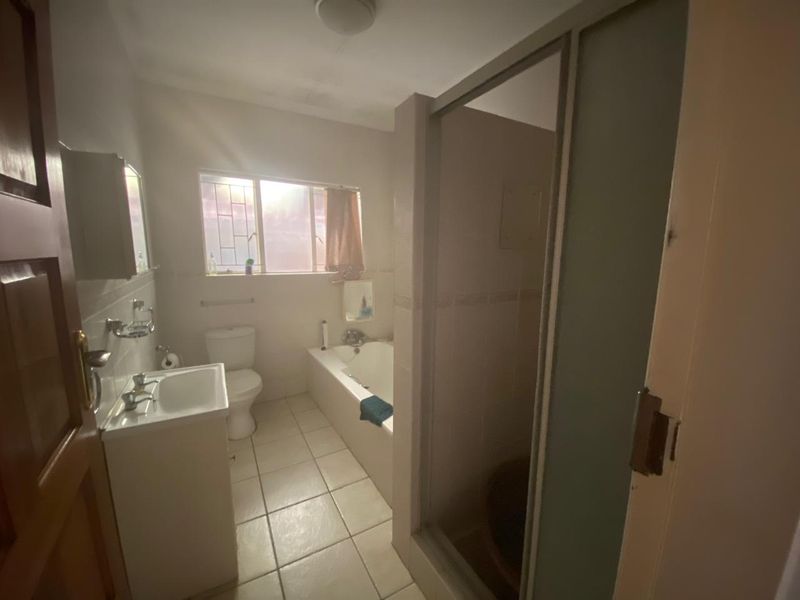 Spacious 4-bedroom Freehold home in Vanderbijlpark SE 2, perfect for family living and entertaining - Photo 9