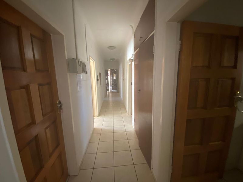 Spacious 4-bedroom Freehold home in Vanderbijlpark SE 2, perfect for family living and entertaining - Photo 8