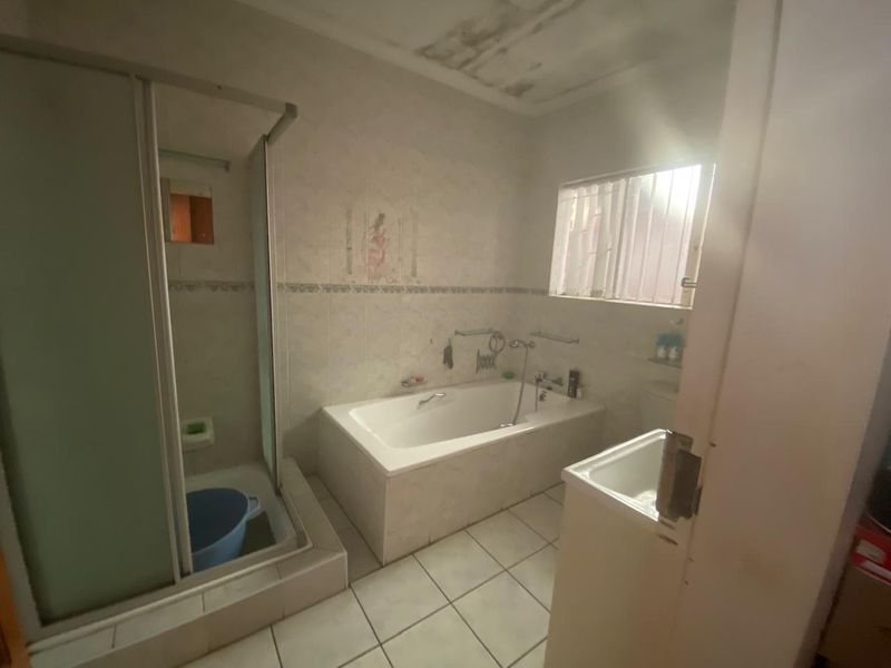 Spacious 4-bedroom Freehold home in Vanderbijlpark SE 2, perfect for family living and entertaining - Photo 7