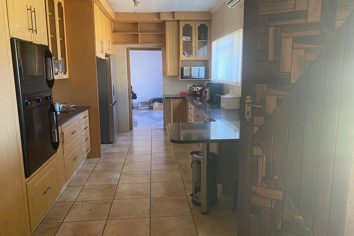 Spacious 4-bedroom Freehold home in Vanderbijlpark SE 2, perfect for family living and entertaining - Photo 3