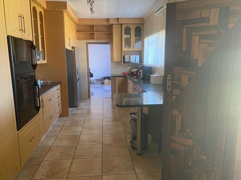 Spacious 4-bedroom Freehold home in Vanderbijlpark SE 2, perfect for family living and entertaining - Photo 3