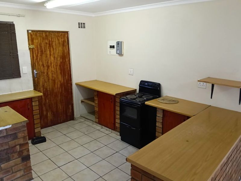 Spacious Two-Bedroom Garden Cottage - Photo 2